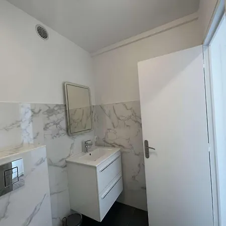 Apartment Renove Avec Grande Terrasse Et Garage A - Fr-1-494-184